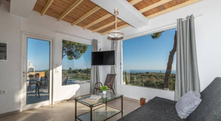 Villa with patio, garden & private pool | Pets allowed — photo 2