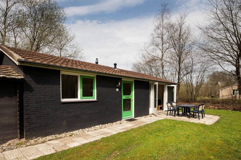 Bungalow with patio & yard — photo 3