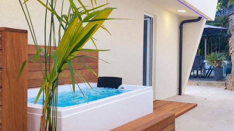 Villa with hot tub, BBQ & private pool | Pets allowed — photo 5