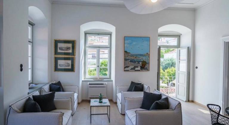 LIVIN Hydra Legacy Suite in Hydra