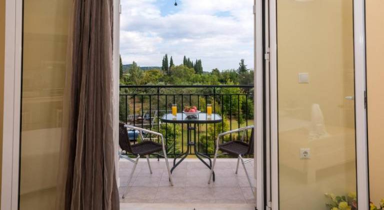 Serviced apartment with yard & terrace — photo 3