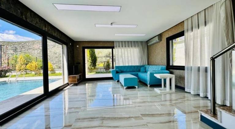 Villa with private pool & yard — photo 4