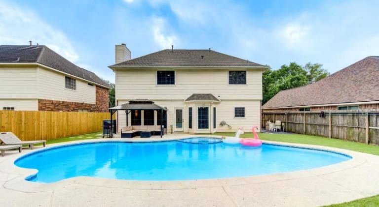 House with jacuzzi & pool — photo 3