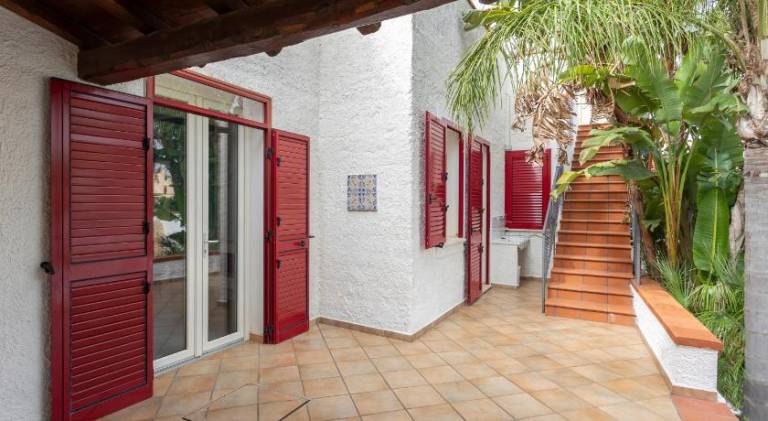 Beautiful villa with jacuzzi & pool | Pets allowed — photo 4