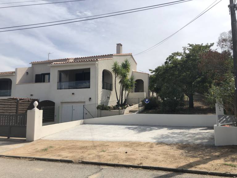 Fully equipped villa with private pool, patio & barbecue | Sea view | Pets are welcome — photo 2