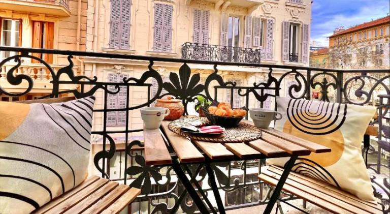Serviced apartment with patio, jacuzzi & garden | Near Russian Orthodox Cathedral — photo 5