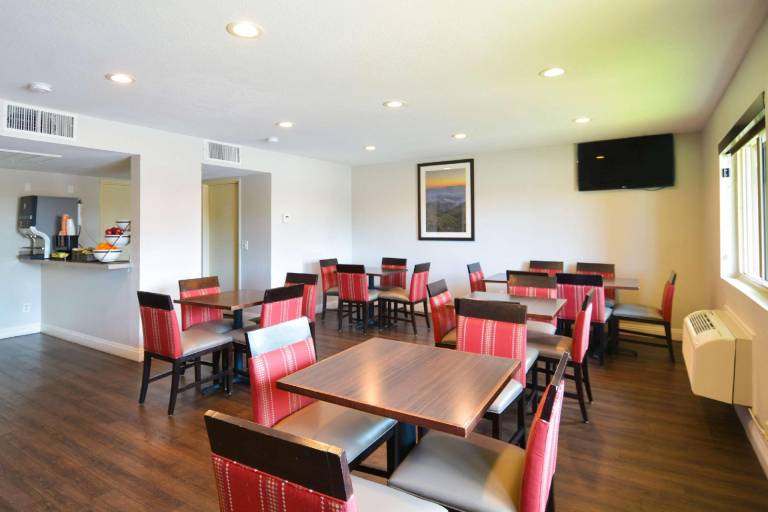Comfort Inn & Suites Moreno Valley near March Air Reserve Base — photo 4