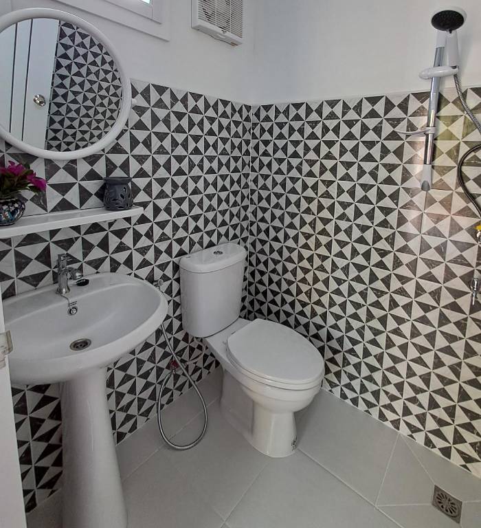 The White House Homestay at Talay Bua Daeng — photo 5