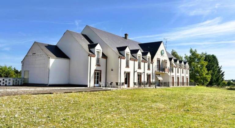 Logis Hotel Sully le Chateau in Montargis