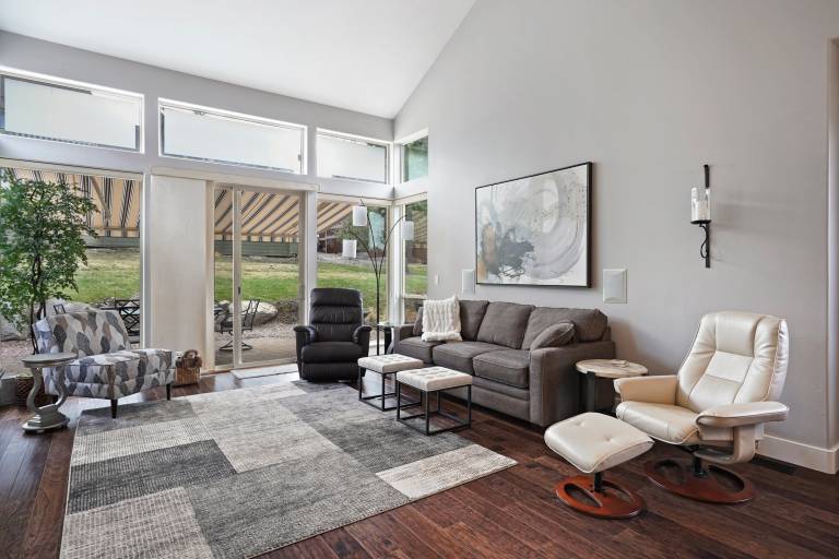 Modern and Light! EV Charger, Pet Friendly, Community Hot Tub & Pool, Lakeside Sports Center, AC — photo 2