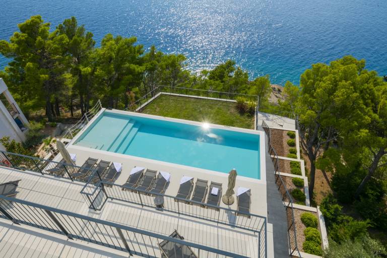 Fully equipped villa with yard, sauna & hot tub | Pool view | Pets are welcome — photo 5