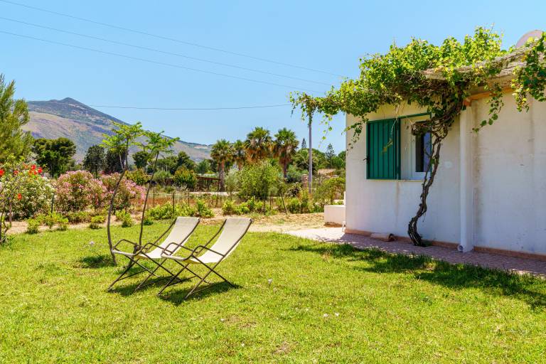Villa with grill, patio & yard | Garden view in Trapani