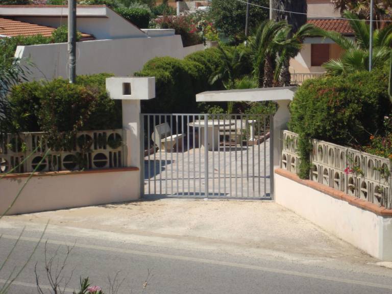 House with barbeque, patio & yard — photo 4