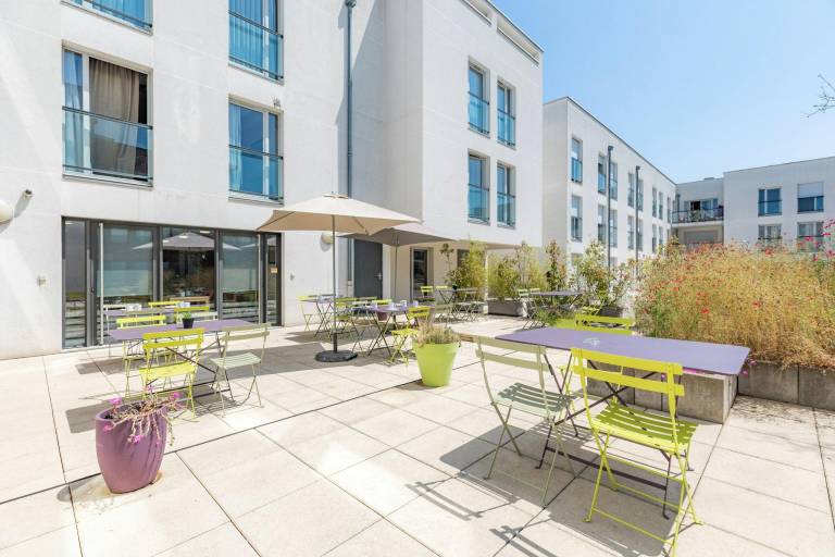 Serviced apartment with patio | Suitable for remote work in Chalon-sur-Saone