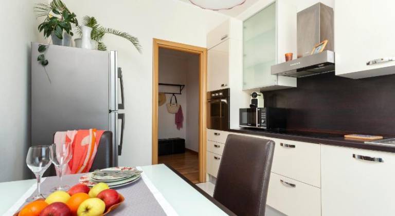 TWO SPACIOUS BEDROOMS 1 MINUTE TO METRO STOP — photo 3