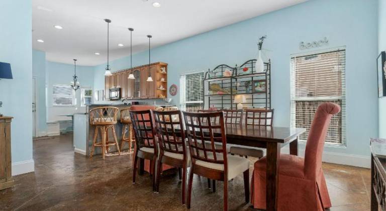 Vacation home with pool — photo 4
