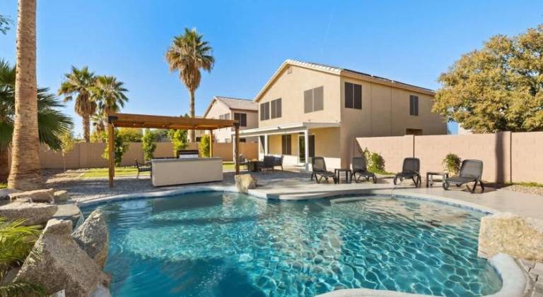House with terrace & pool in Phoenix, AZ