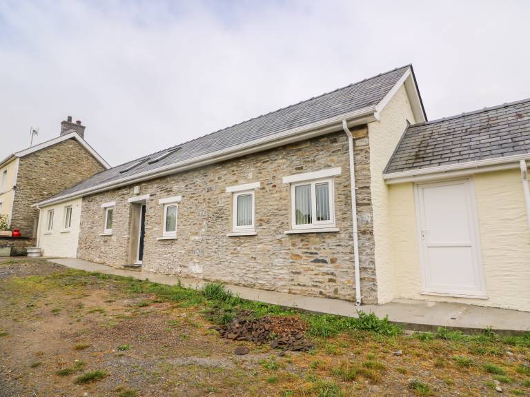 Cottage with garden — photo 2