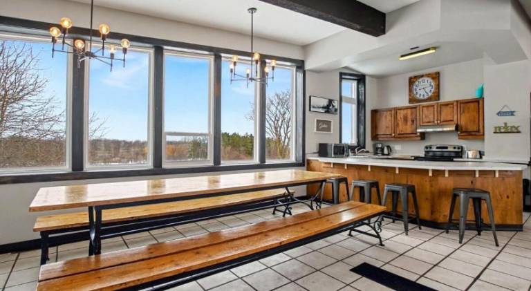 Northview-Blue Mountain-Sauna-Firepit-Balcony-Parking — photo 3