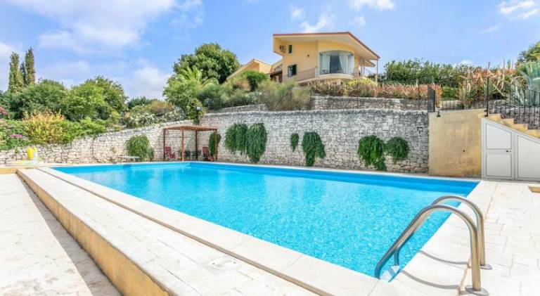 Villa with pool & hot tub | Pet-friendly in Modica