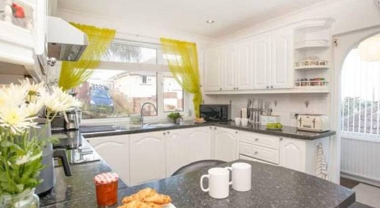 3 Bedroom Bungalow with great Sea Views, Private Hot Tub & Gardens — photo 5