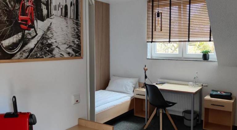Serviced apartment with yard & patio — photo 2