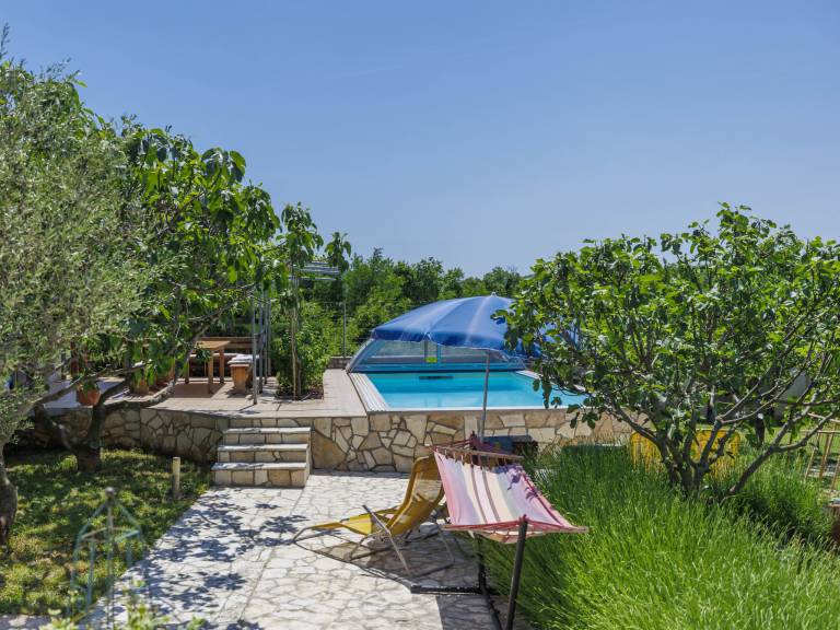 Holiday apartment with garden, private pool & patio — photo 2