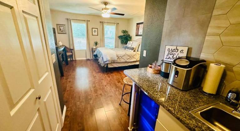Serenity Gardens private guest suite in Historic Lutz — photo 2