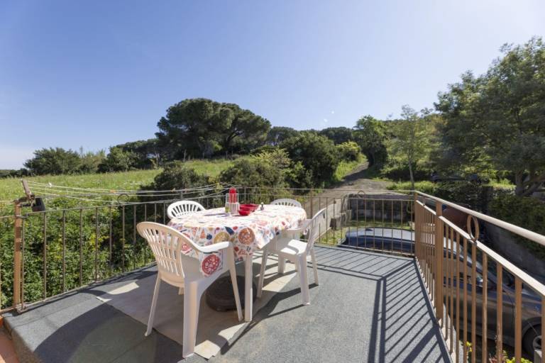 Holiday apartment with patio, yard & barbeque — photo 2
