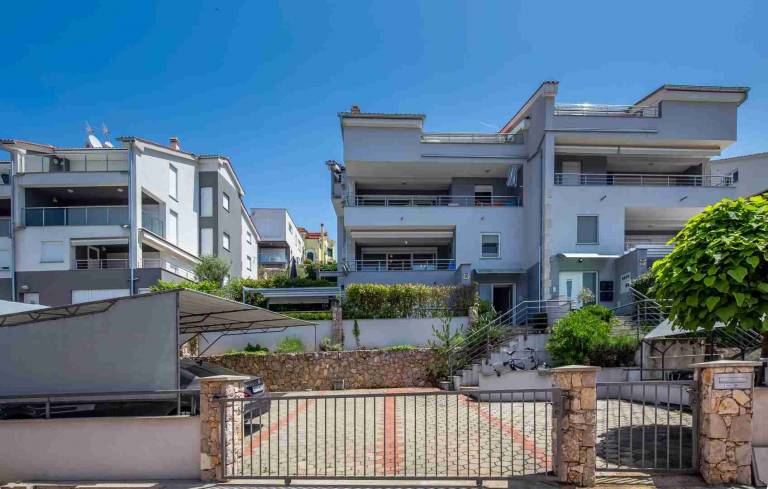 Fully equipped nice rental apartment with barbeque, yard & terrace | Beach view | Pet-friendly — photo 3