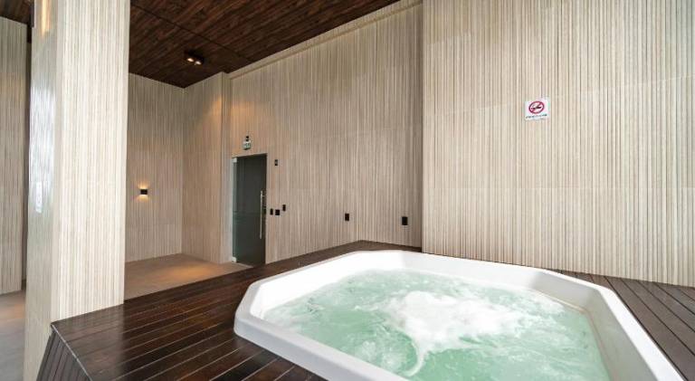 Apartment with hot tub — photo 4