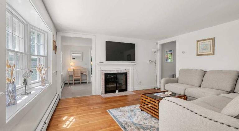Ample house | Dogs allowed in Hyannis, MA