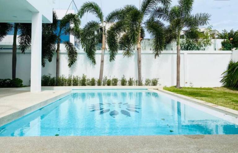 Villa with barbeque, garden & pool in Pattaya