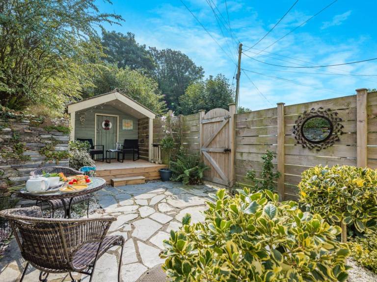 Cottage with yard — photo 3