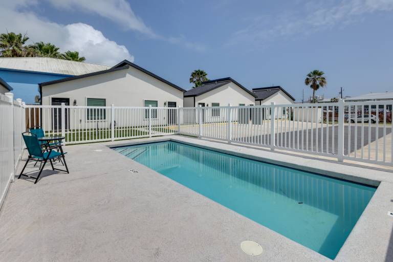 Walk to Beach & Bars! SPI Studio w/ Pool Access — photo 3