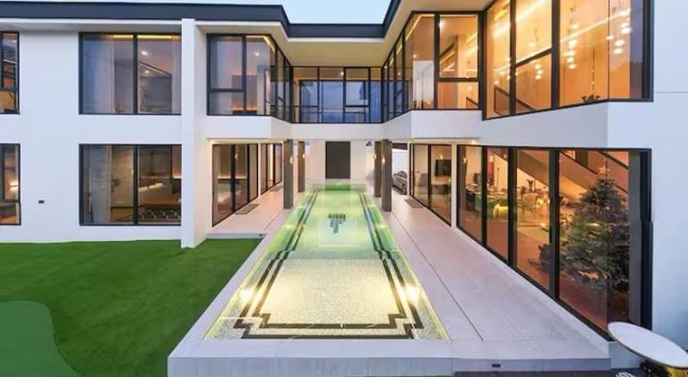 Villa with jacuzzi — photo 3