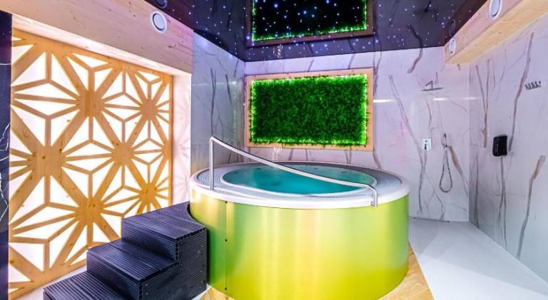 Serviced apartment with yard, jacuzzi & patio — photo 2
