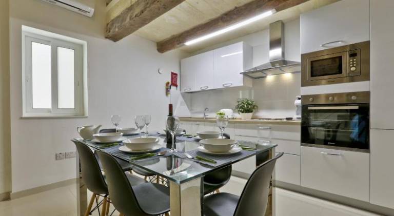 Exquisite 3-bedroom Duplex Penthouse with Jacuzzi in Valletta Centre — photo 2