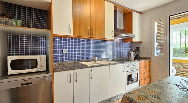 Rental apartment with patio, heated pool & garden — photo 4