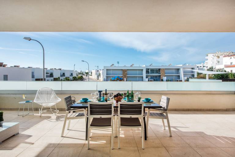 Holiday Home 'Lovely Modern Apartment with Pool' with Shared Pool, Wi-Fi and Air Conditioning — photo 5