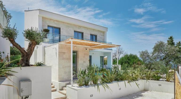 Villa with pool — photo 5