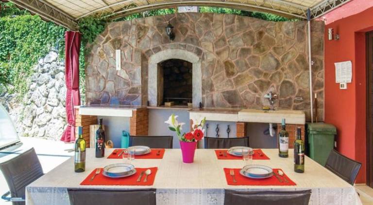 Spacious villa with hot tub & pool | Pets are welcome — photo 5