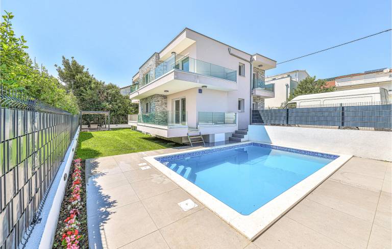Dom  Kaštel Novi
