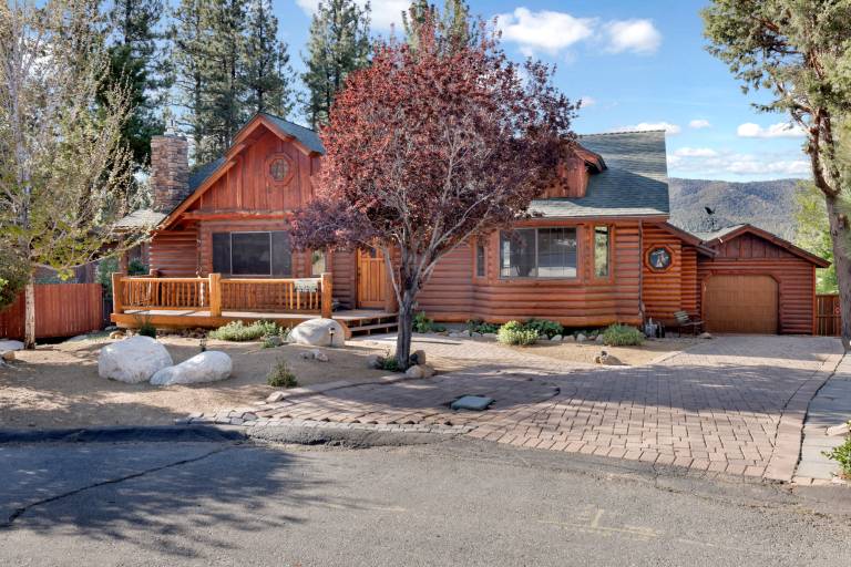 Cabin with barbecue | Mountain view in Big Bear Lake, CA