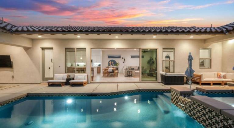 Vacation home with BBQ, jacuzzi & private pool in Riverside, CA