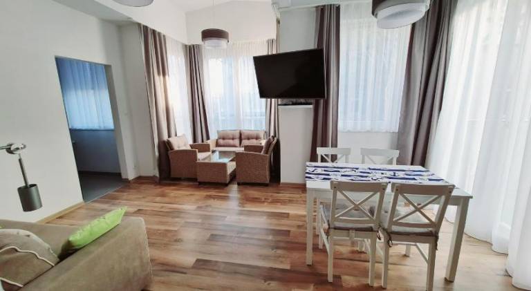 Apartment with terrace & yard — photo 2