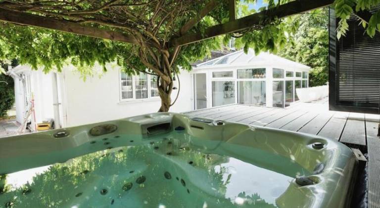 4 Bedroom Home In Brighton With Hot Tub in Brighton
