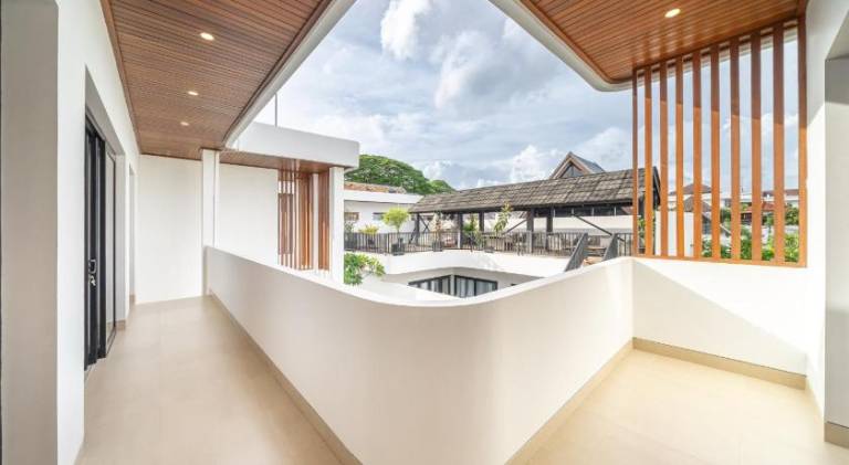 Villa with pool — photo 4