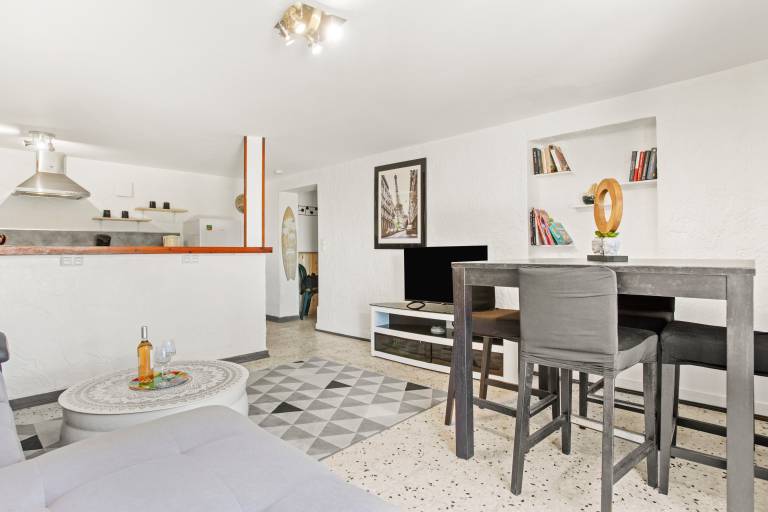 Apartment with grill, fast internet & garden | Garden view — photo 3