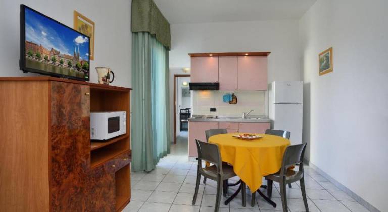 Serviced apartment with garden, hot tub & terrace — photo 3